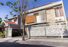 외관 3 OYO 3763 Oq Guest House Syariah
