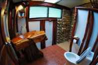 ห้องน้ำภายในห้อง Talkoo Eco Resort