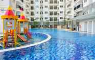 สระว่ายน้ำ 2 Studio Cozy Apartment at Signature Park Grande MT. Haryono By Travelio