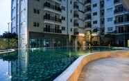 สระว่ายน้ำ 4 Studio Cozy Apartment at Signature Park Grande MT. Haryono By Travelio