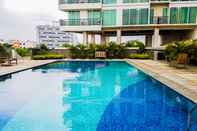 Swimming Pool 1BR Compact at Tree Park Apartment By Travelio