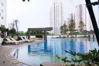 สระว่ายน้ำ 2BR Modern at The Wave Epicentrum Apartment near Kuningan By Travelio