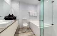 Toilet Kamar 4 The York by Swiss-belhotel