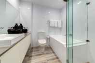 Toilet Kamar The York by Swiss-belhotel