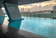 Kolam Renang 3 Studio Trendy at Menteng Park Apartment By Travelio