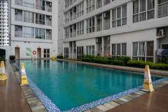 Swimming Pool 4 Studio Cozy Minimalist @ Taman Melati Margonda Apartment By Travelio