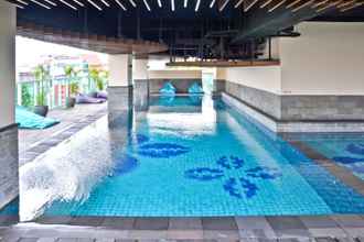 Swimming Pool 4 Studio Modern Room at Tamansari La Grande Apartment By Travelio