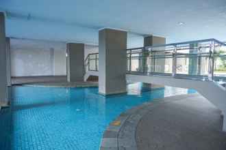 Swimming Pool Studio Apartment at Green Park View By Travelio