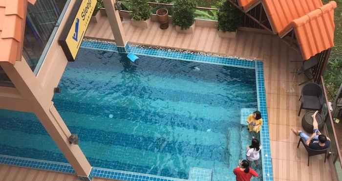Swimming Pool Baan Airport