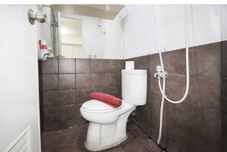 客室内バスルーム Apartment Green Pramuka by Vincent