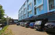 Luar Bangunan 5 SUPER OYO 92003 Sky Airlines Guesthouse