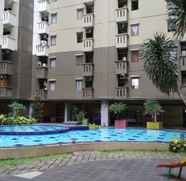 สระว่ายน้ำ 2 2BR Prime at Gateway Apartment Ahmad Yani Cicadas By Travelio