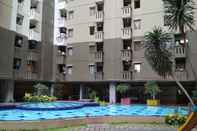 สระว่ายน้ำ 2BR Prime at Gateway Apartment Ahmad Yani Cicadas By Travelio