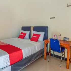 Super OYO 3767 Permata House 1, Hotel Koja