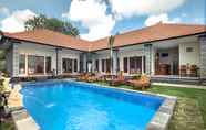 Kolam Renang 7 Geranyam Guest House