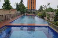 สระว่ายน้ำ  Capital O 92440 Urban Town Apartment Karawang