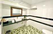 Toilet Kamar 6 Tuan Ninh Hotel