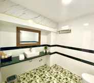 Phòng tắm bên trong 6 Tuan Ninh Hotel