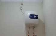 Toilet Kamar 7 Full House at Villa Family depan Jatimpark 3 Batu by SC