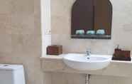 Toilet Kamar 7 Simprug Gallery Residence ( 3 Bedroom )