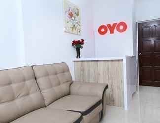 Lobby 2 OYO 90090 Roselyn Inn 2