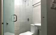 In-room Bathroom 5 LeGreen Home Semanggi