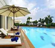 สระว่ายน้ำ 7 Miracle Grand Convention Hotel - Buy Now Stay Later