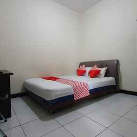 OYO 3829 Ratu Residence Syariah 1, Hotel Banjar Fried Chicken