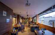 Bar, Kafe, dan Lounge 5 Hotel Grand Kartika 