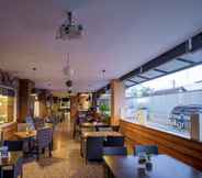 Bar, Cafe and Lounge 5 Hotel Grand Kartika 