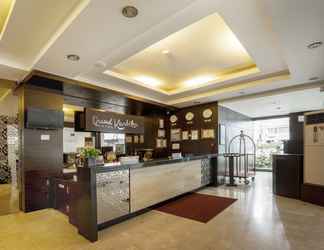 Lobi 2 Hotel Grand Kartika 