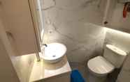 Toilet Kamar 6 Apartemen Grand Kamala Lagoon Cozy By Evan