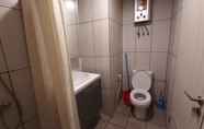 Toilet Kamar 4 Apartemen Grand Kamala Lagoon by Patrick