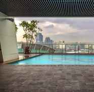 Kolam Renang 2 Luxurious and Clean Studio Room At Menteng Park Apartment by Travelio