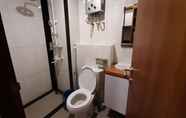 In-room Bathroom 4 Apartemen Grand Kamala Lagoon by Bayu