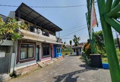 Exterior 2 OYO 3895 D'Luck Guesthouse