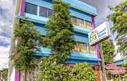 Exterior 3 Super OYO 3903 Sweethome Syariah Guesthouse