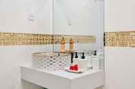 Phòng tắm bên trong Joy Inn Cong Hoa By Cozrum