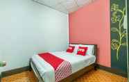 Kamar Tidur 2 OYO 608 Maleena Home