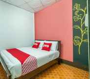 Kamar Tidur 2 OYO 608 Maleena Home