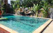 Swimming Pool 4 Dewi Sri Guesthouse