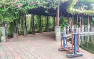 Phương tiện giải trí 6 Homey and Easy Access to Mall 2BR Green Pramuka Apartment By Travelio