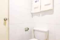 Toilet Kamar OYO 383 White Inn Hotel 