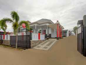 Exterior 4 OYO 3982 Azka Homestay Syariah