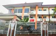 Bên ngoài 4 OYO 3970 Hotel La Macca Makassar