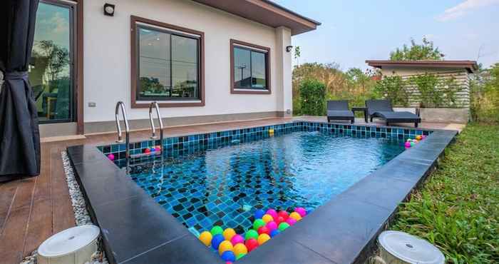 Kolam Renang Ellewood Pool Villa