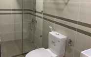Toilet Kamar 7 Duc Dat Hotel Go Vap