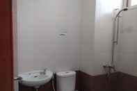 In-room Bathroom Dinar Kost Tugu Malioboro