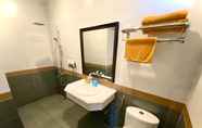 In-room Bathroom 6 Hoang Gia Hotel