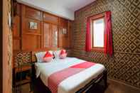 Bedroom OYO 4016 Tan Jokteng Guest House